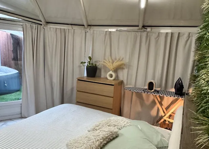 Modern With Jacuzzi *