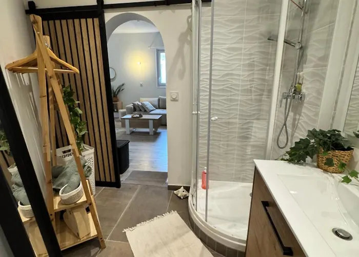 Modern With Jacuzzi *